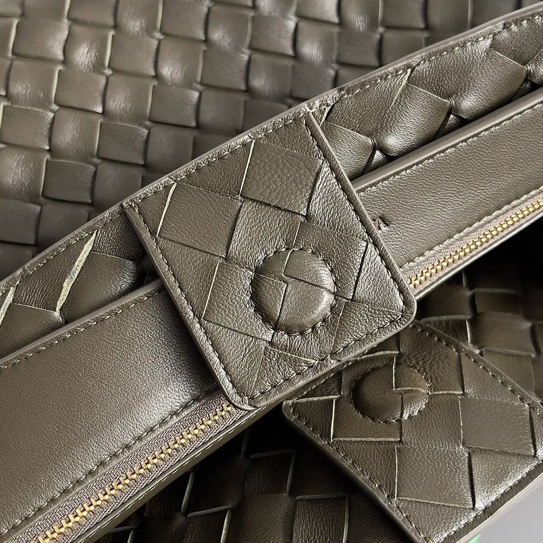 The 2023 new Andiamo batch of 2260 BV has been shipped‼ ️Really popular🔥The new Andiamo woven handbag launched by Bottega Veneta this season is really popular all over the world! ! Celebrities at home and abroad have worn it, and Oscar-winning actress Michelle Yeoh has taken it out on the street. Song Jia, Trai Yara, Yu Feihong, Sanji Ayaka, Rosie Hunting-Whiteley, Yoshioka Riho, etc. have all picked up this bag. It is classic and versatile, showing off its temperament, and the bag capacity is also large, which is very convenient for daily commuting! ! A variety of carrying methods, the shoulder straps can be adjusted by yourself, the original lambskin feels soft and delicate, and the unisex style breaks the gender boundaries and brings a more practical and long-lasting use experience. Andiamo, which has both elegant and casual styles, perfectly interprets the true appearance of "fashionable old money style". Style number: 743572 Size: 32*24*12